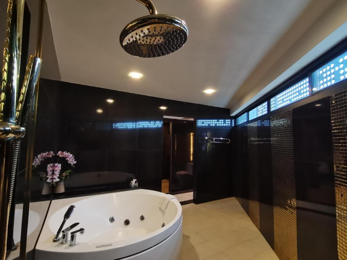 Hotel Holatel à Phitsanulok Extérieur photo